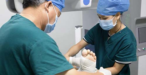 治疗医师对詹先生膝关节痛风石部位恢复情况进行察看.jpg